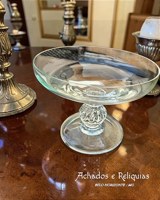 Centro de Mesa em Cristal Lapidado com Pedestal em Gomos - Elegância e Transparência