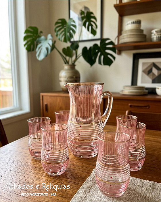 Jogo de Jarra Refresqueira e Copos de Vidro com Listas Rosa, Branco e Ouro – Estilo Anos 50 e 60 (1 jarra e 6 copos)