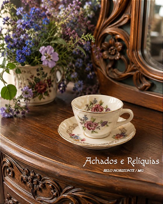Xícara de Café com Pires Porcelana Steatita - Elegância Floral Clássica