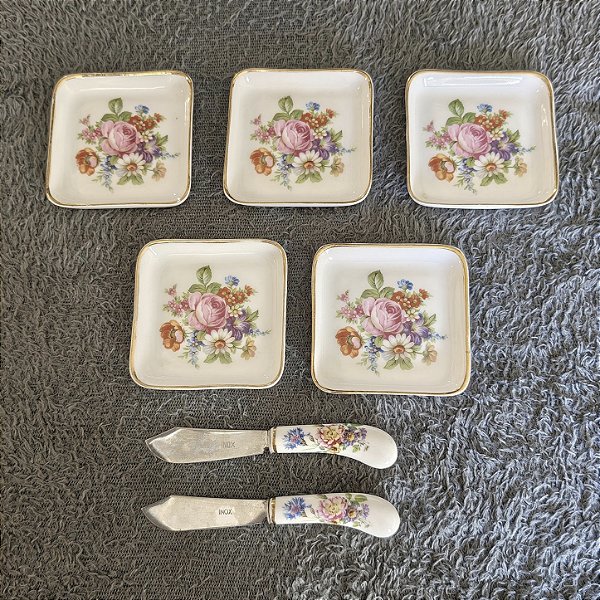 Antigo Conjunto de Pratinhos de Apoio em Porcelana SALER Florais - Encanto e Versatilidade em Conjunto de 5 Peças e 2 Espátulas