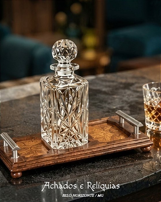 Garrafa Mappin & Webb - Relíquia Inglesa em Cristal Lapidado com Suporte de Madeira