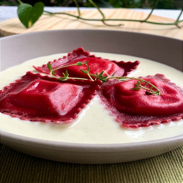 Ravioli de Mozzarella de Búfala com Limão Siciliano – Massa de Beterraba
