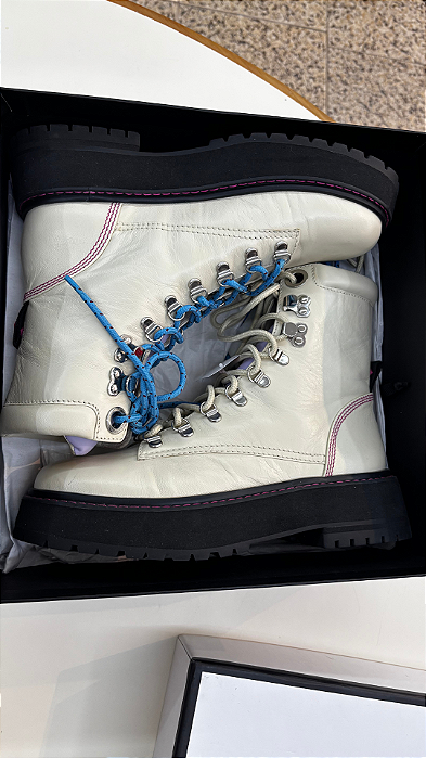 COTURNO FEM BEGE COM 2 CADARÇOS 38