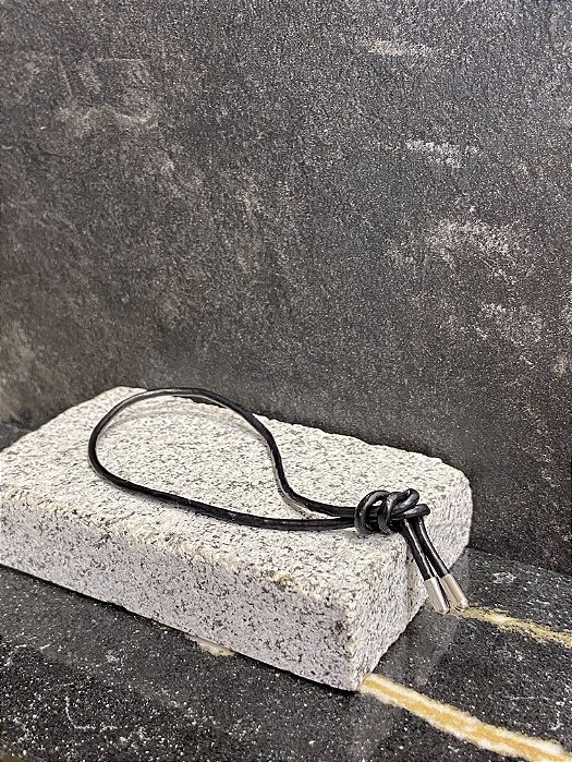 Pulseira couro ponteira