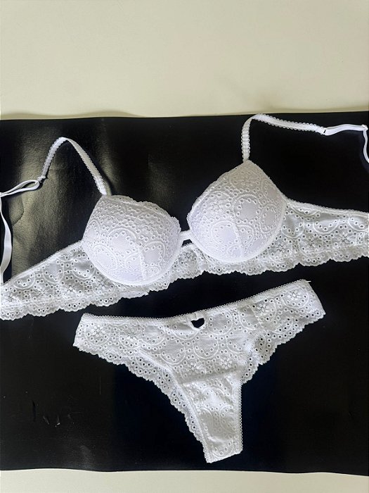 Conjunto Renda Broderi com Alça Trabalhada e Calcinha Fio – Delicado e Sofisticado
