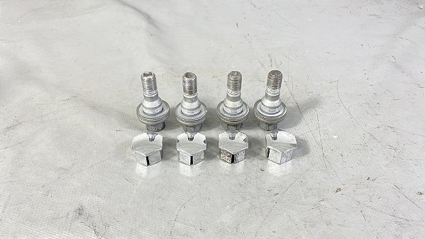 Jogo 4 Parafusos Roda Com Capa Peugeot 208 17mm