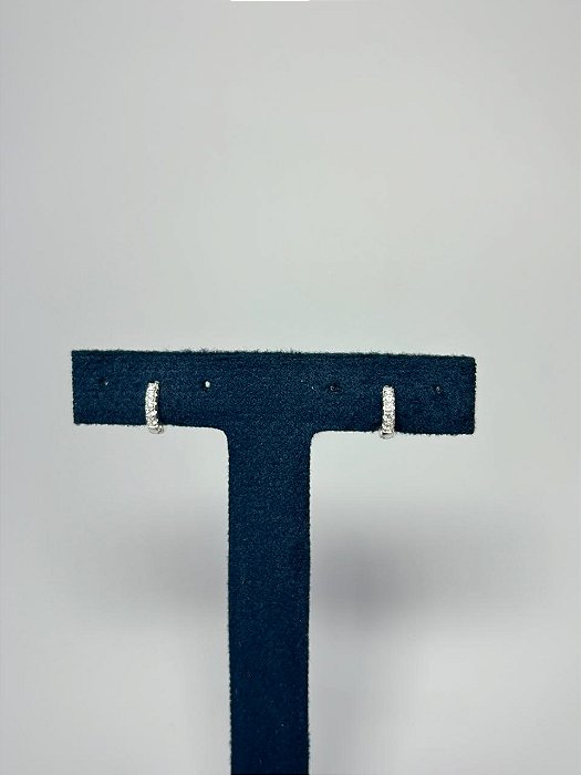 Argola Minimalista cravejada 8 mm