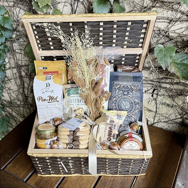 Cesta de Café da Manhã Gourmet com Café e Doces