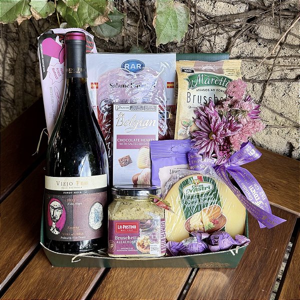 Cesta Premium com Vinho Tinto e Flores Naturais | Presente Sofisticado