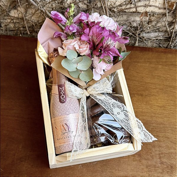 Cesta Presente com Espumante Rosé, Flores Naturais e Chocolates