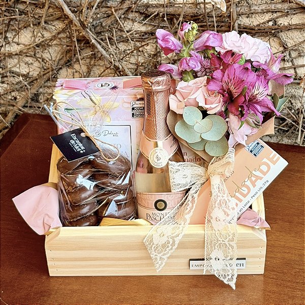 Cesta Presente com Espumante Rosé, Flores Naturais e Chocolates Gourmet