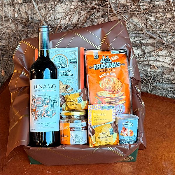 Cesta Presente Gourmet com Vinho, Aperitivos e Delícias Especiais