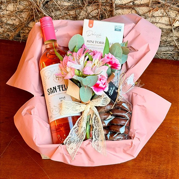Cesta Presente com Vinho Rosé, Flores Naturais e Chocolates