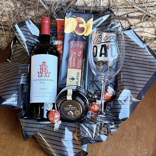 Cesta Gourmet com Vinho, Taça Personalizada e Delícias Especiais