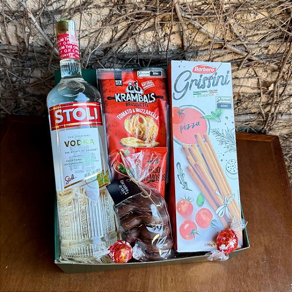 Cesta com Vodka e Aperitivos Gourmet