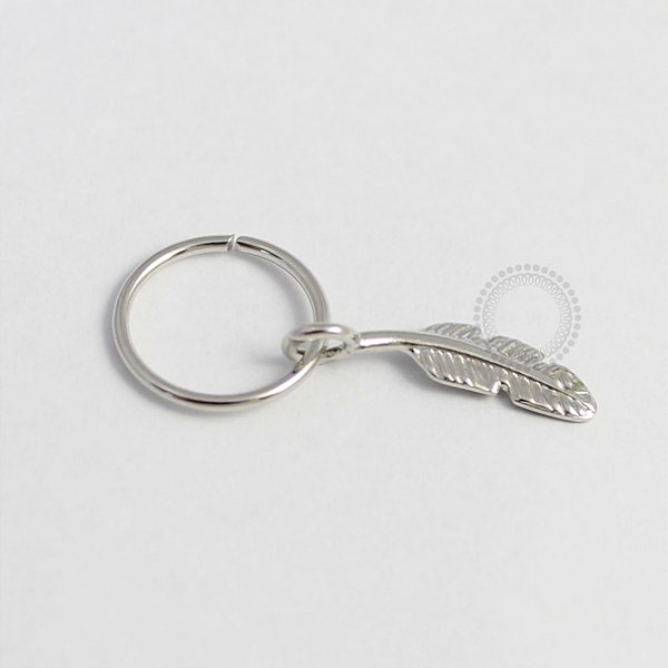 ARA32  Argola Pingente Pena Banho Ródio