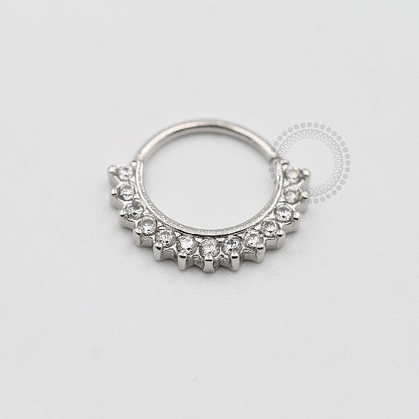 ARA35 Argola Frontal Cravejada G Banho Ródio