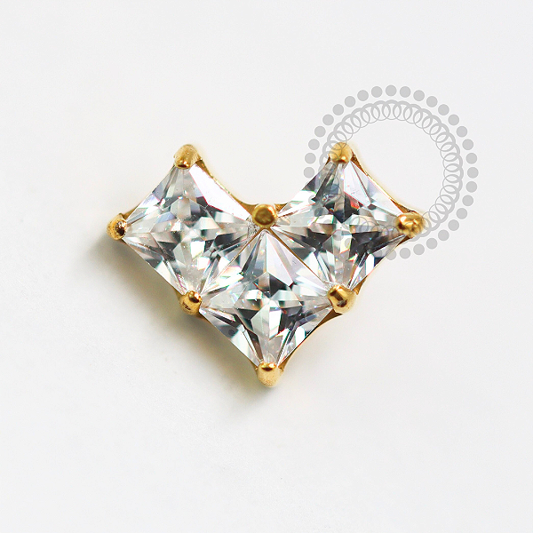 TN1588 Topo Coração CZ Quadradas Titânio PVD Gold