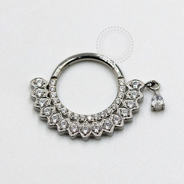 TN1130 Segmento Cravejado Frontal Pingente Titânio ASTM F-136