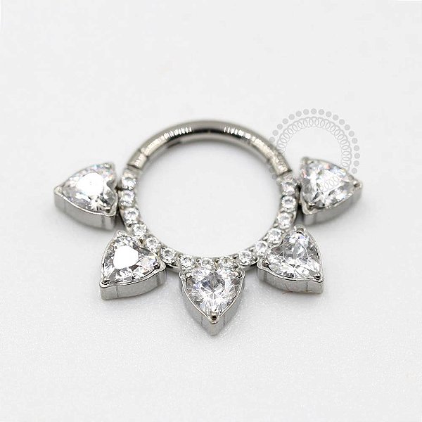 TN132 Segmento Frontal 5 Corações CZ Titanio ASTM F136