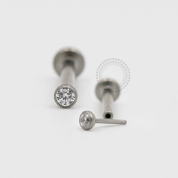 TN135 Labret Zirconia Flat Push Pin Titânio ASTM F136