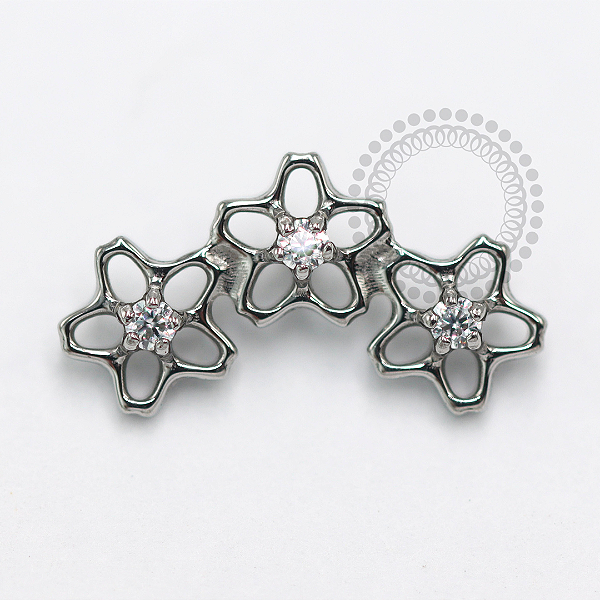 TN1552 Topo Cluster Flores Vazadas Titânio ASTM F-136