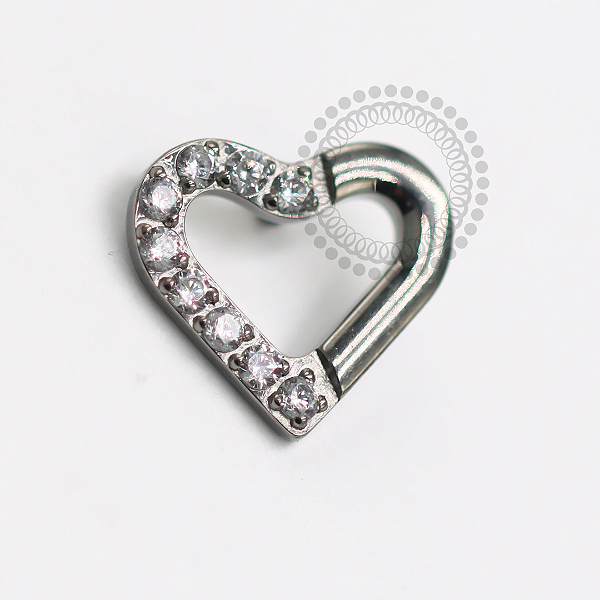 TN1564 Topo Coração Lado Cravejado Titânio ASTM F-136