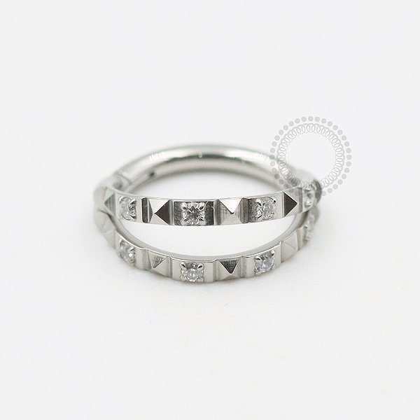 TN579 Segmento Decorado Duplo CZ Titânio ASTM F136