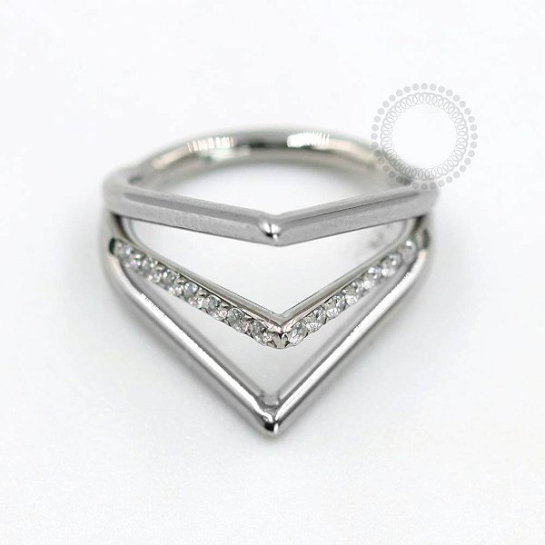 TN721 Segmento Triplo V Linha Cravejada Titânio ASTM F136