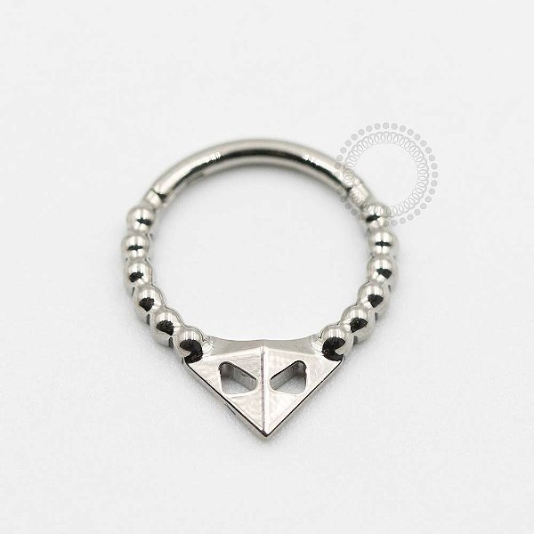 TN619 Segmento Frontal Decorado Triangular Titânio ASTM F136