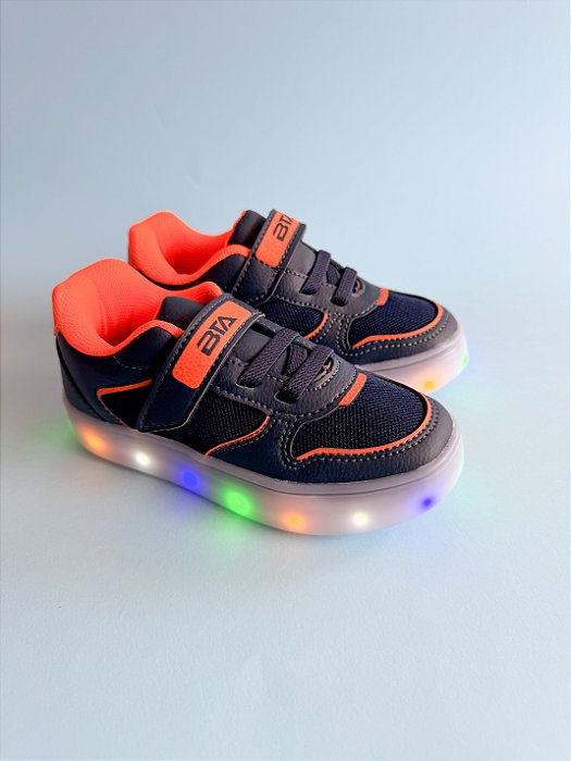 Tenis azul com luz.