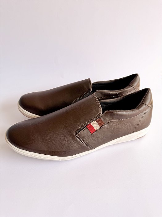 Sapatenis adulto café sem cadarço.