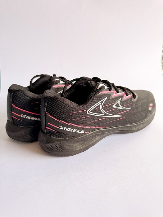 Tênis feminino preto/rosa.