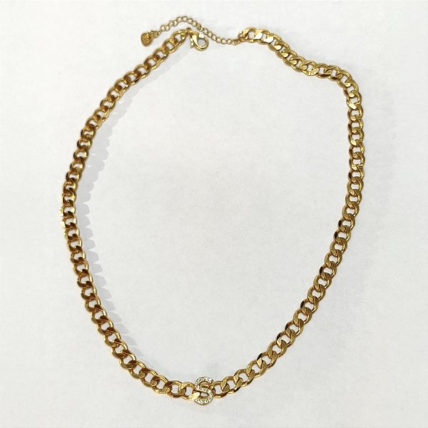 Choker Dourada Grumet com Letra Cravejada