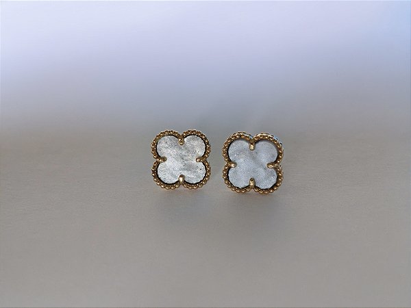 Brinco Trevo Branco Delicado