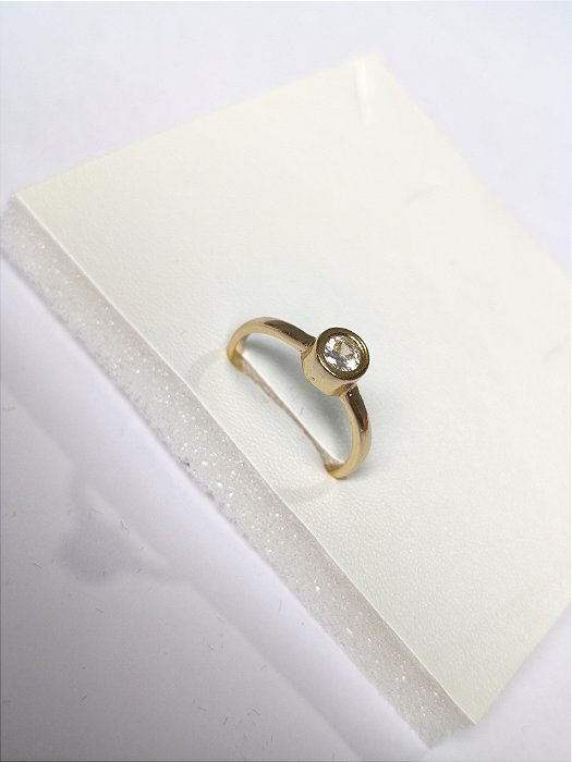 Anel Liso com Ponto de Luz Redondo Dourado