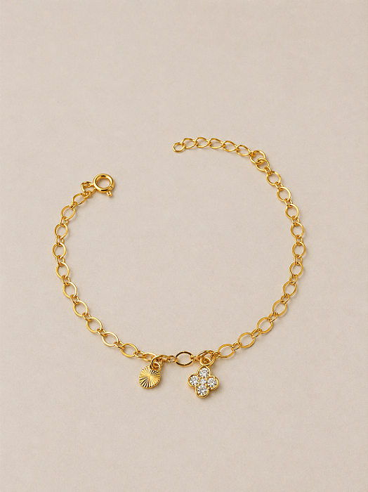 Pulseira Dourada com Pingentes de Trevo e Medalha