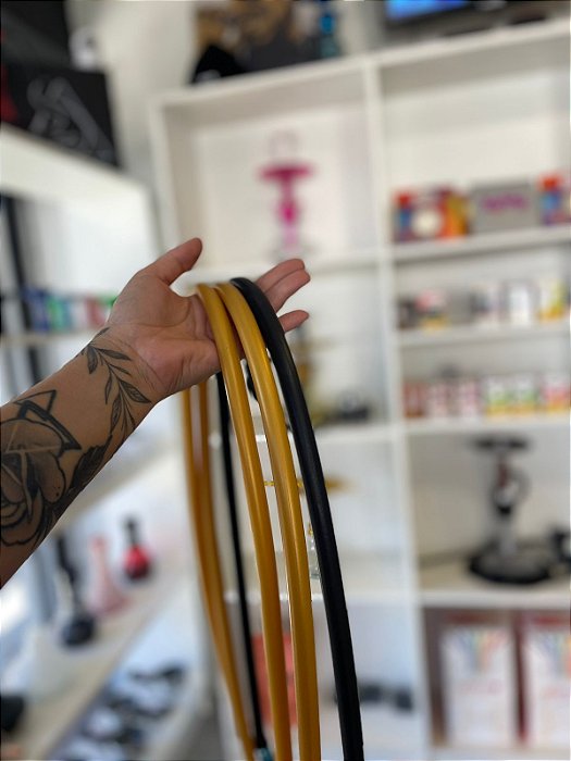 Mangueira Antichamas Preta e Dourada para Bateria
