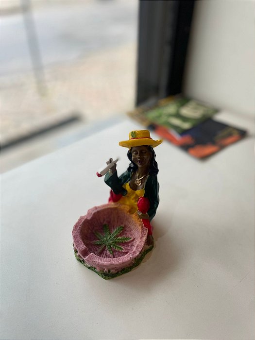 Cinzeiro Cerâmica Mulher Decorativo