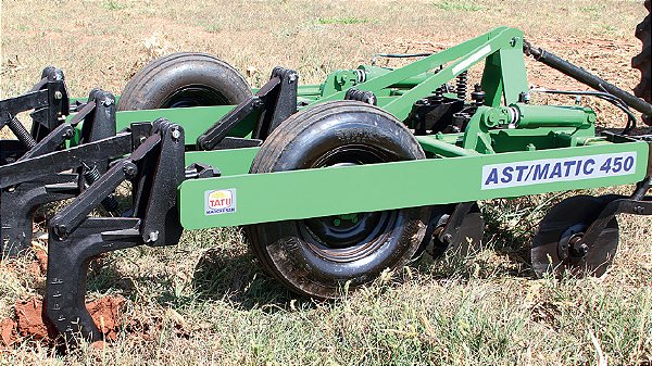 AST-MATIC 450 – Arado subsolador Tatu com desarme automático das hastes