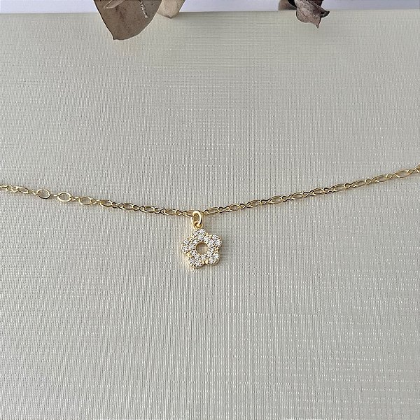 Tornozeleira em banho de ouro 18k com pingente de flor cravejado em zircônias