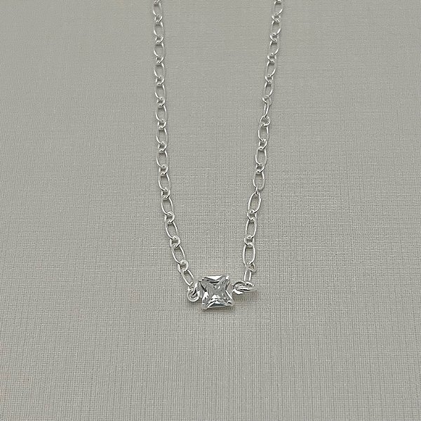 Tornozeleira em banho de prata silver com pingente em zircônia quadrada