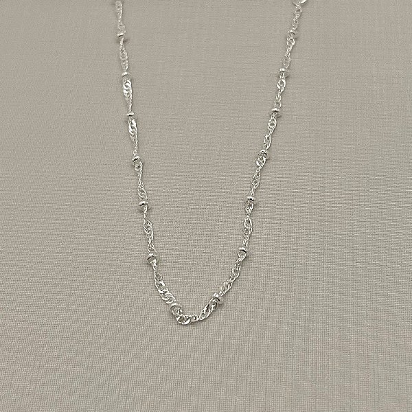 Tornozeleira em banho de prata silver em malha fina com bolinhas