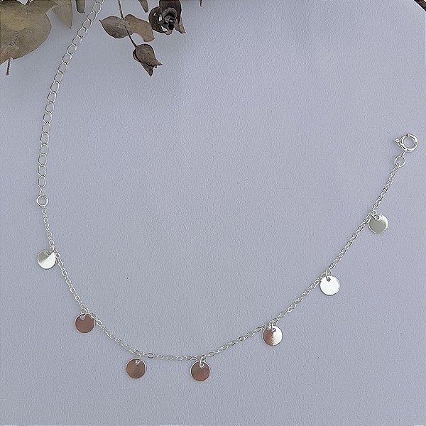 Tornozeleira em banho de prata silver com pingentes de moedas lisas