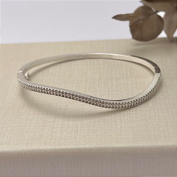 Bracelete cravejado curvado em banho de prata silver