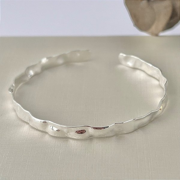 Bracelete orgânico com ondulações em banho de prata silver