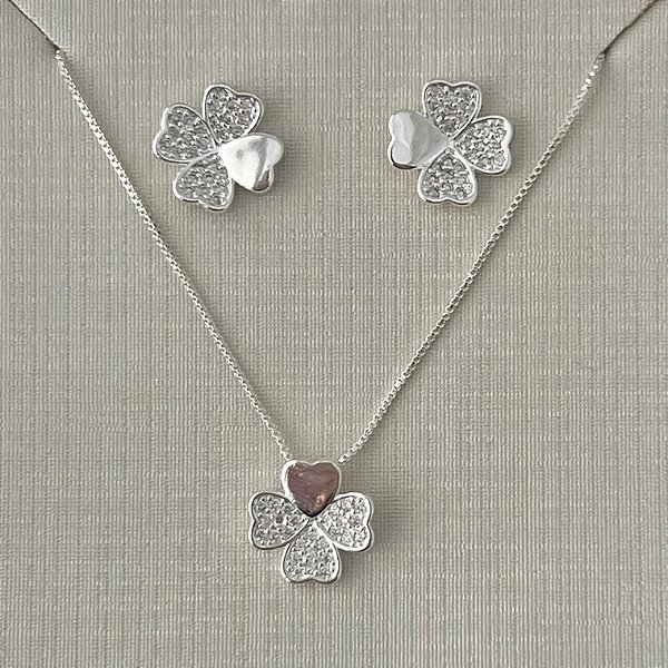 Conjunto trevo quatro folhas cravejado em banho de prata silver