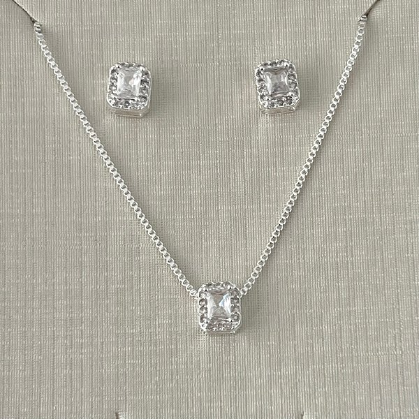 Conjunto quadrado ponto de luz cravejado em volta em banho de prata silver