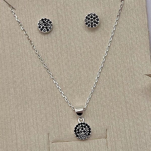 Conjunto de mini bola preta em banho de prata silver