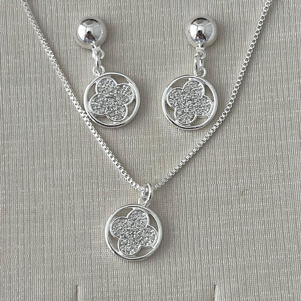 Conjunto de flor cravejado em banho de prata silver